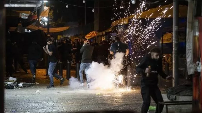 مواجهات بين الفلسطينيين وقوات الاحتلال بنابلس.. وإصابة العشرات بالاختناق
