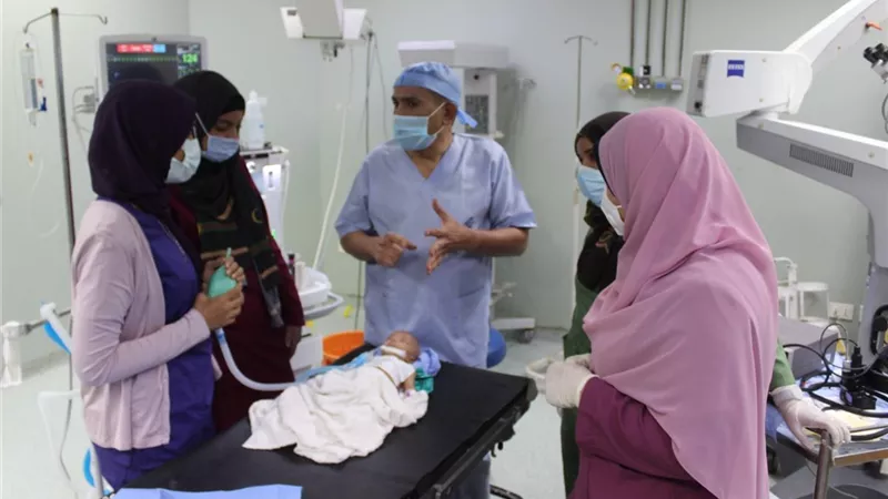 بتقنية الليزر علاج الشبكية لطفل حديث الولادة بمستشفى قنا الجامعي