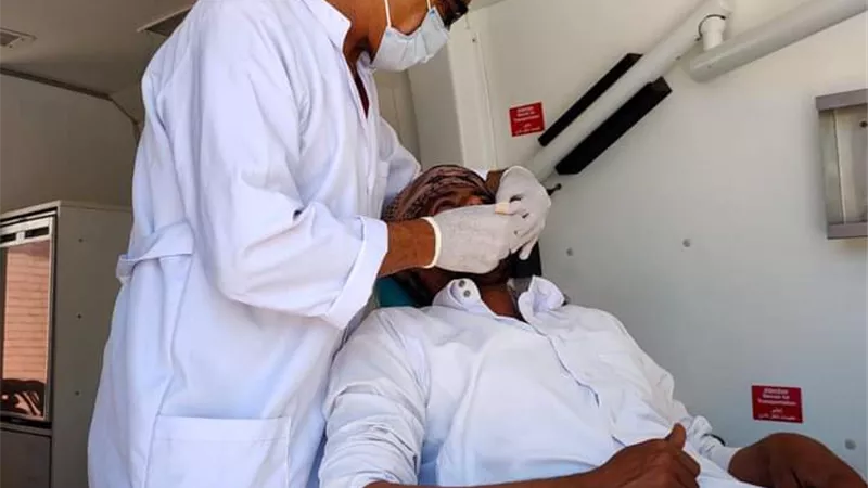 توقيع الكشف الطبي علي ٣٠٢ مريض بالقافلة الطبية بقرية القواسم بمركز و مدينة مطروح