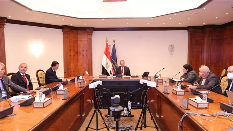 وزير الاتصالات يبحث بناء شراكات لتطوير حلول الذكاء الاصطناعى لإدارة المدن الذكية