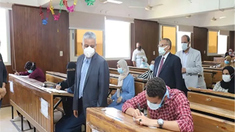 رئيس جامعة جنوب الوادي يواصل جولاته بلجان الامتحانات
