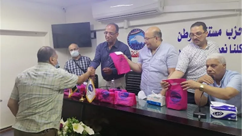 مستقبل وطن أسيوط يسليم نظارات طبية مجانية لبعض المستحقين