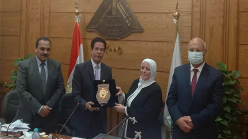 تكريم عميدة الحاسبات والذكاء الاصطناعي بجامعة بنها