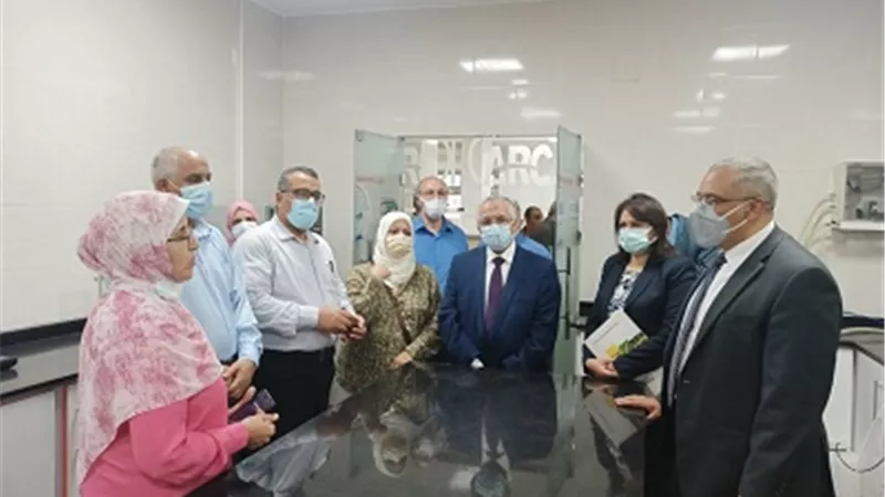 وزير التعليم العالي يتلقى تقريرًا حول التعاون بين هيئة تمويل العلوم ومركز البحوث الزراعية