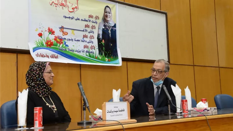 رئيس جامعة أسيوط يُكرم أحد الكوادر المميزة بإدارة العلاقات العامة