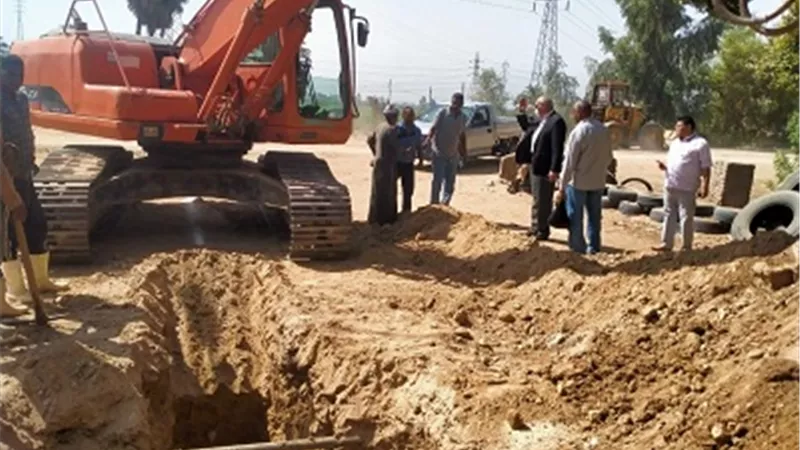 عبد الجابر يتابع أعمال الصرف الصحى بالطارف فى القرنة غرب الأقصر