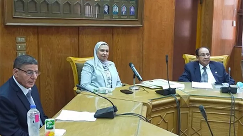 جامعة عين شمس تكرم أساتذة الألسن الحاصلين على الجائزة التقديرية