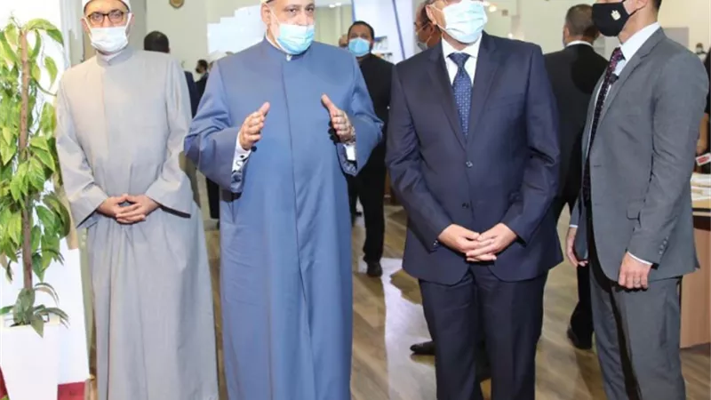 *وكيل الأزهر وأمين البحوث الإسلامية يستقبلان رئيس الوزراء بجناح الأزهر فى معرض الكتاب