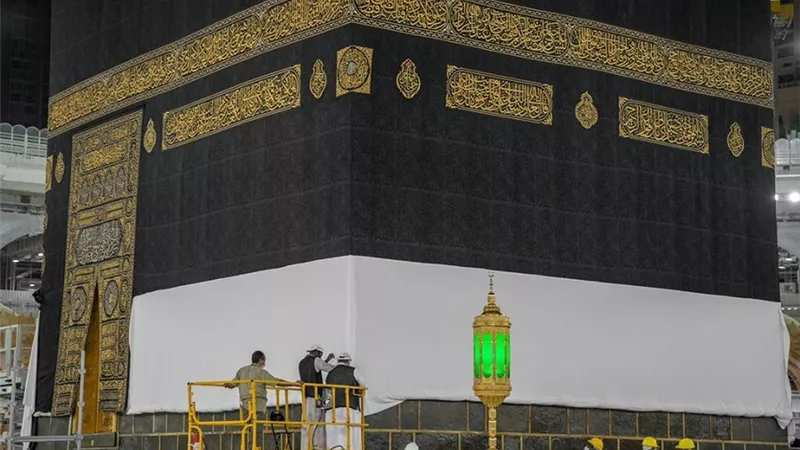 رفع كسوة الكعبة المشرفة استعدادًا لموسم الحج