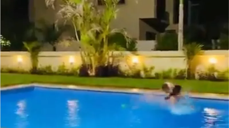 جنات تتصدر جوجل وتنصدم في زوجها بعد سقوطها في حمام السباحة
