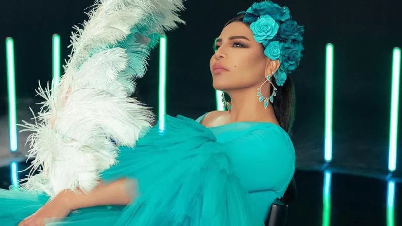 احلام تستعرض رشاقتها وسط الراقصين