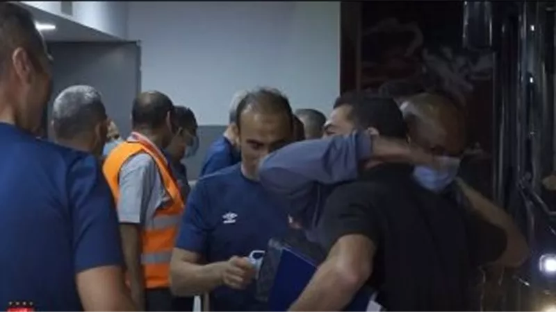 شاهد.. أحمد فتحى يستقبل موسيمانى وعبد الحفيظ بالإحضان قبل مواجهة الأهلى