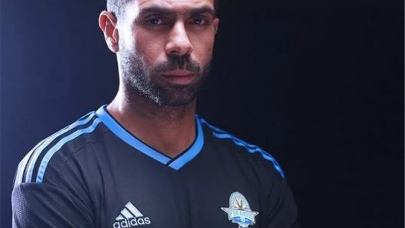 شاهد رد فعل أحمد فتحى عقب وصول الأهلى لملعب المباراة لمواجهة بيراميدز
