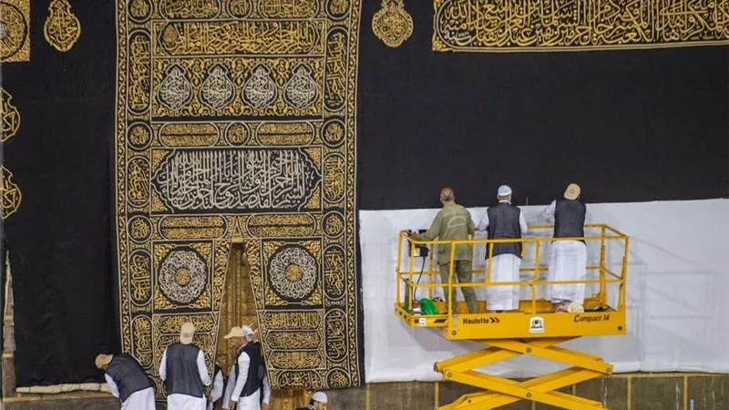 شاهد رفع الجزء السفلي من كسوة الكعبة استعدادا لموسم الحج