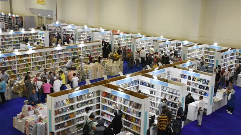بالفيديو .. كاتبة تكشف كواليس دخولها معرض الكتاب بكتاب 