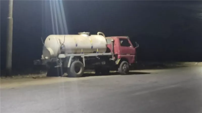 سيارة كسح تفرغ حمولتها بالطريق العام بقرية النواصر بإسنا جنوب الأقصر