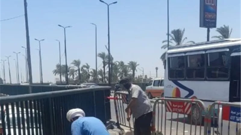 حملات مكثفة لإزالة الإشغالات والباعة الجائلين بمجمع مواقف الأزهر في أسيوط ..صور
