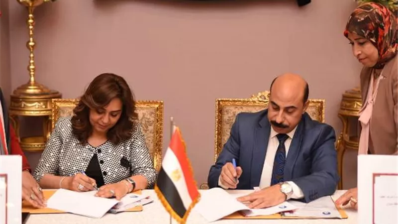 محافظا أسوان ودمياط يوقعان مذكرة تفاهم فى مجال التعليم والمعرفة..صور