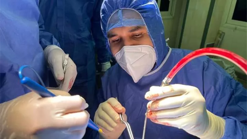مستشفي سوهاج الجامعي تنقذ حياة رجل مسن مصاب بكورونا يعاني من نزيف بالمخ..صور