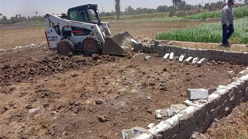 حملات لإزالة التعديات بمركزي مطاي وديرمواس بالمنيا