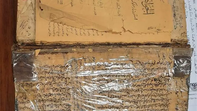 جمارك المطار تحبط تهريب كتاب أثرى مع راكب قادم من موسكو