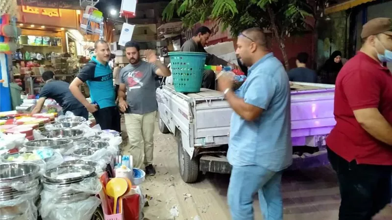 رفع الإشغالات والإعلانات المخالفة ومصادرة ١٠ شيش خلال حملات بالشرقية