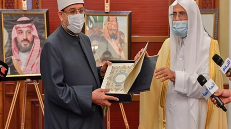 تقديرا لجهوده..وزير الشئون الإسلامية السعودي يهدي نسخة من كتاب الله لوزير الأوقاف