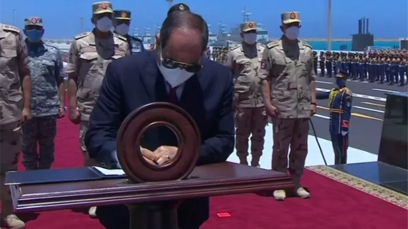 الرئيس السيسي يوقع وثيقة قاعدة 3 يوليو البحرية ويرفع العلم المصري عليها