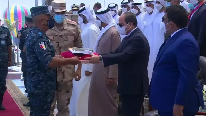 قائد قاعدة 3 يوليو البحرية وقادة الوحدات يتسلمون أعلام وحداتهم من الرئيس السيسي