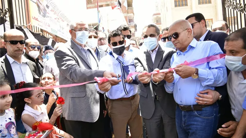 محافظ الغربية ووزيرا الشباب والزراعة يفتتحان ملعبين لكرةالقدم بسمنود-صور