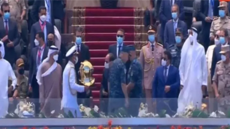 قائد القوات البحرية يقدم هدية رمزية إلى الرئيس السيسي
