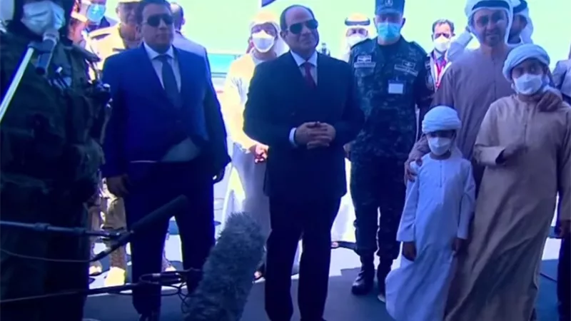 الرئيس السيسي يستمع إلى شرح حول القدرات القتالية للفرقاطة الجلالة بقاعدة ٣يوليو