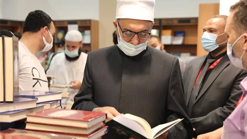 الأمين العام لمجمع البحوث الإسلامية يزور جناح الأزهر بمعرض الكتاب