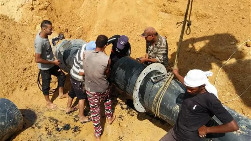 إصلاح خط طرد محطة صرف صحي فايد بالإسماعيلية. .صور