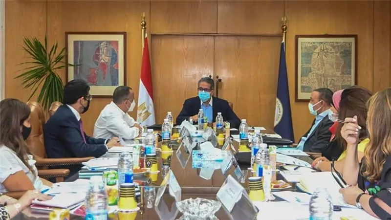 وزير السياحة يبحث مستجدات تطوير خدمات الزائرين بالمواقع الأثرية والمتاحف