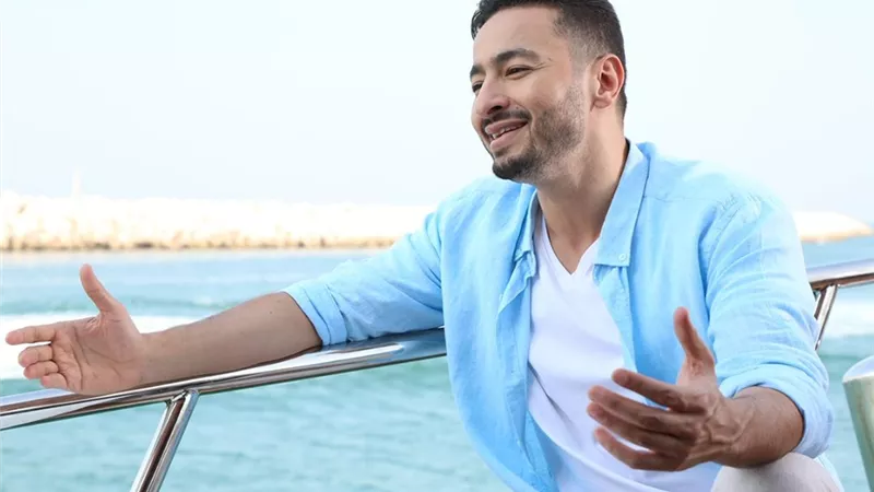 حمادة هلال ينهى اغنية 