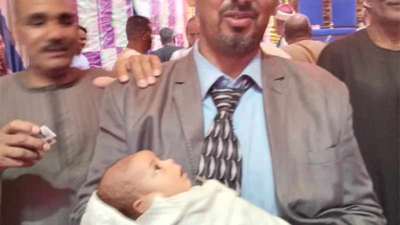 بعد 20 عاما من الزواج يرزق بطفلة جميلة .. صور