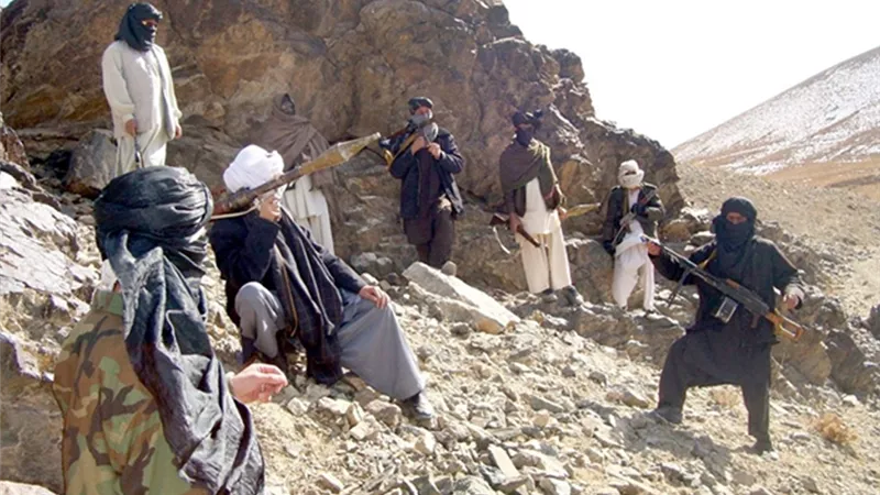 هروب 300 عسكري أفغاني إلى طاجيكستان بعد قتال مع طالبان