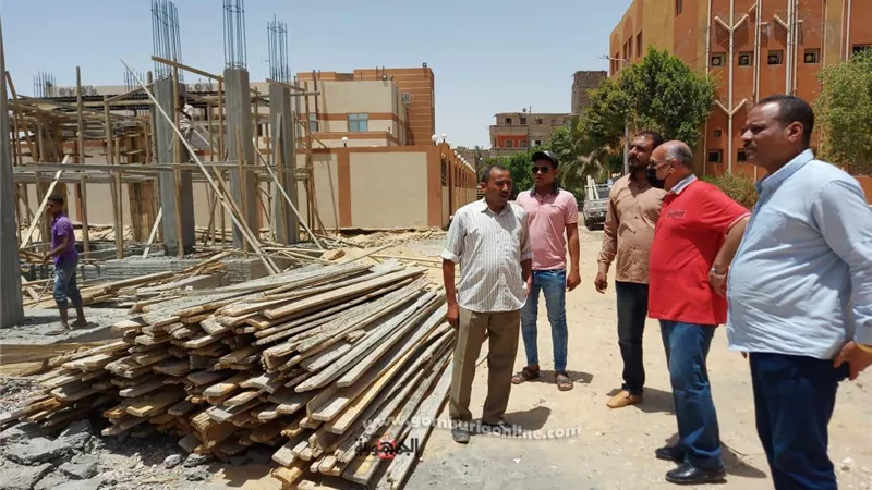 رئيس مركز إسنا يتفقد عددا من مشروعات حياة كريمة بالأقصر