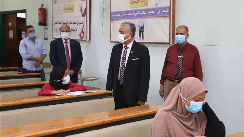 8486 طالب وطالبة يؤدون الامتحانات اليوم بجامعة جنوب الوادي