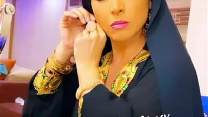 روجينا بالعباءة السوداء على الاستورى .. وتعلق : قريبا