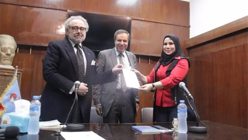 شعبة النقد الفنى.. انضمام الدكتورة ناهد عبد الحميد إلى عضوية اتحاد كتاب مصر
