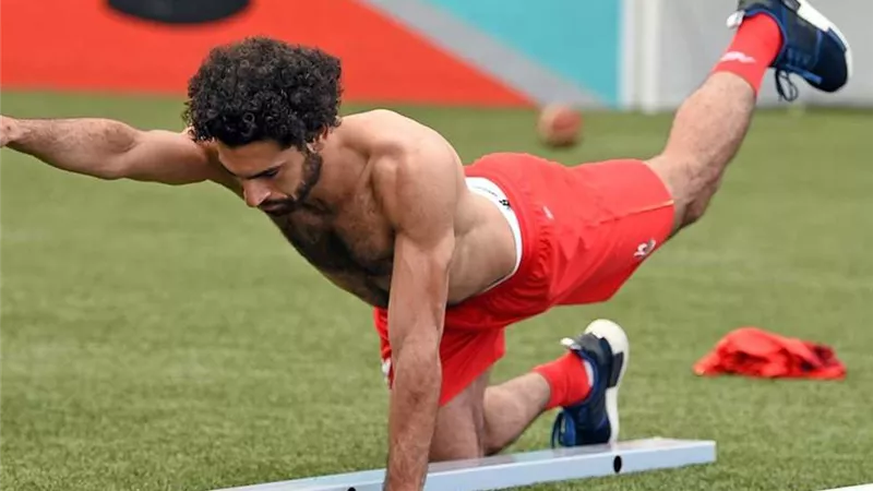 مستعرضًا عضلاته.. اطلالة جديدة لـ محمد صلاح