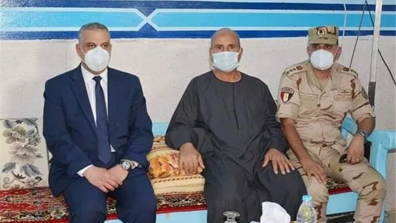 محافظ سوهاج يؤدي واجب العزاء لأسرة الشهيد 
