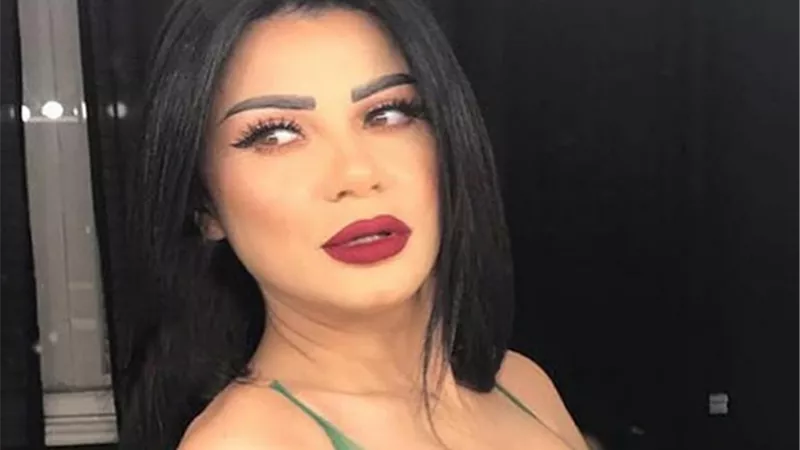 وسط الأشجار والزهور .. إطلالة مبهجة لـ 