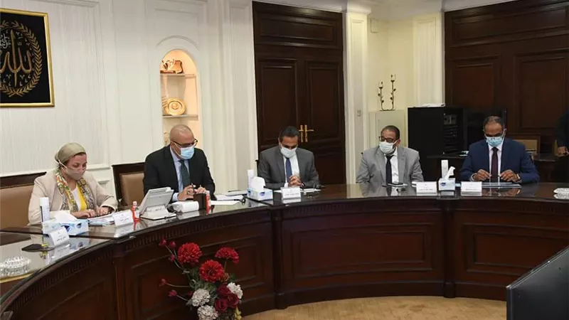 الجزار: إلزام المصانع باتباع المعايير والمقاييس الخاصة بمعالجة الصرف الصناعى