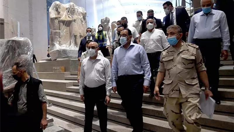 مدبولى يتفقد مشروع المتحف المصري الكبير ومستجدات تطوير المنطقة.. صور