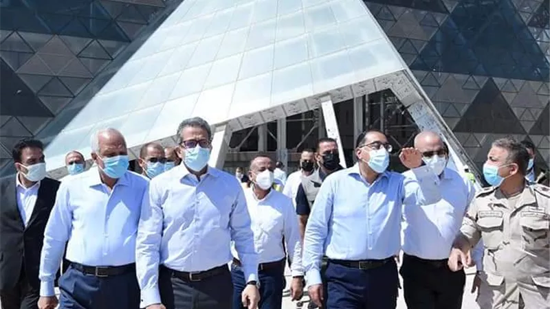 مدبولى يوجه بالتوسع في زراعة النخيل بمحازاة السور الخارجي للمتحف الكبير