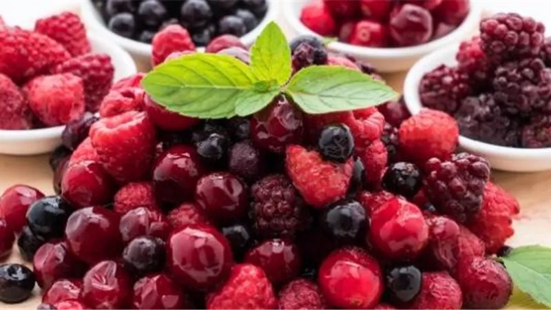 اختصاصية تغذية توضح نوع التوت الذي لا يجب شراؤه