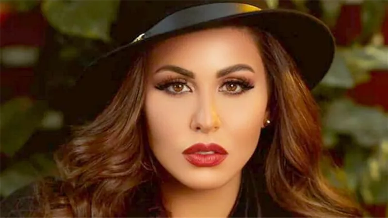 شاهد.. مي سليم بإطلالة برتقالي على البحر
